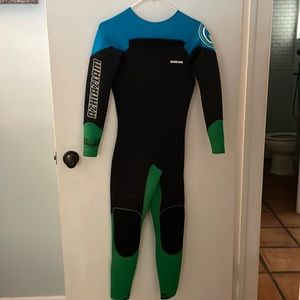 Azhiaziam wet suit 4.3 mil  new never worn. XS